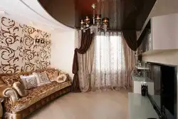 Интерьер спальни с коричневым потолком фото