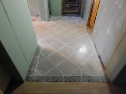 Як пакласці плітку ў пярэднім пакоі