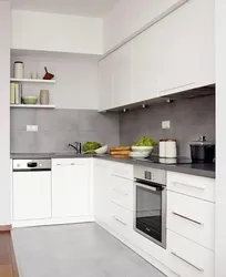 Белая кухня с серой столешницей фото
