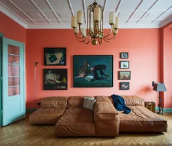 Коралловый цвет в интерьере гостиной