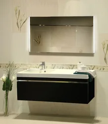 Lavabo fotosurati bilan banyoda osilgan shkaflar