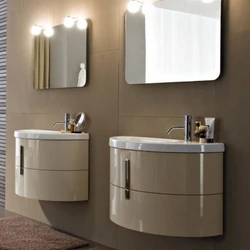 Lavabo fotosurati bilan banyoda osilgan shkaflar