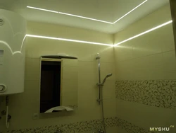 Banyoda fotoşəkildə LED şeridi