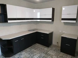 Kitchen Design With Black Bottom And White Top