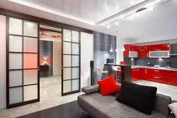 Oturma otağı ilə mətbəx sürüşmə qapıları ilə interyer