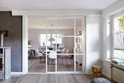 Oturma otağı ilə mətbəx sürüşmə qapıları ilə interyer