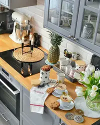 Дизайн маленькой кухни с окном и дверями