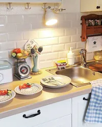 Дизайн маленькой кухни с окном и дверями