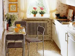 Дизайн маленькой кухни с окном и дверями