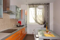 Дизайн штор для кухни в современном стиле с балконом