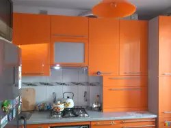 Qozon va divan bilan oshxona dizayni