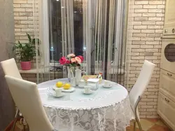 Фото интерьер маленькой кухни с круглым столом