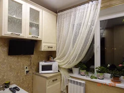Mətbəx fotoşəkilindəki bütün pəncərədə tül
