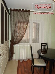 Mətbəx fotoşəkilindəki bütün pəncərədə tül