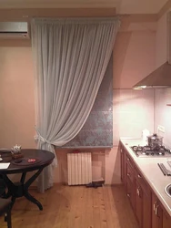 Ас үй фотосуретіндегі бүкіл терезеге тюль