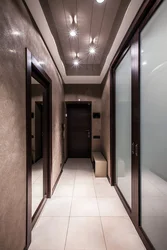 Panel mənzildə dar bir dəhlizin dizaynı