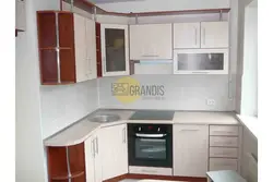Kiçik bir mətbəx fotoşəkili üçün küncdə lavabo ilə künc mətbəxi