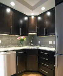 Kiçik bir mətbəx fotoşəkili üçün küncdə lavabo ilə künc mətbəxi