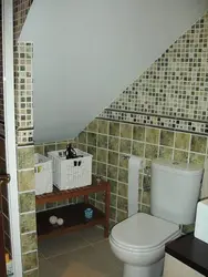Дызайн санвузла ў доме пад лесвіцай