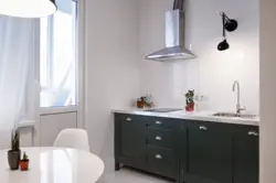 Yuxarı şkaflar olmadan mətbəx divarının dizaynı