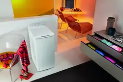 Vertikal kir yuvish mashinasi bilan hammom dizayni