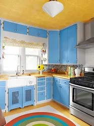 Ko'k va sariq oshxona dizayni