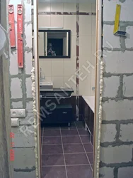 Ванна бөлмесінің есігі фотосуреті