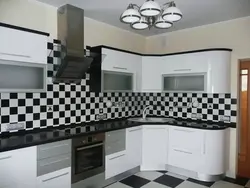 Қара және ақ алжапқыш фотосуреті бар ас үй интерьері