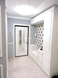 Müasir üslubda fotoşəkildə koridorda ağ şkaflar