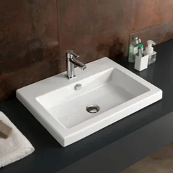 Vanna otağı fotoşəkilində quraşdırılmış lavabo