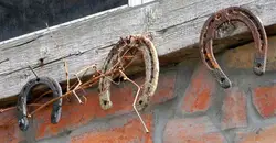 How to hang a horseshoe above the door correctly inside an apartment photo