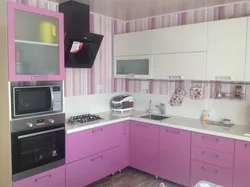 Дизайн маленькой розовой кухни фото