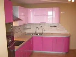 Дизайн маленькой розовой кухни фото