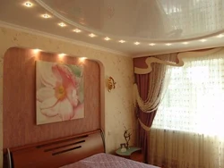 Двухузроўневыя столі ў спальні дызайн фота