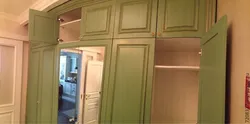Прихожие в коридор с антресолями в современном стиле фото
