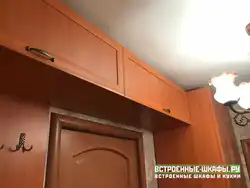 Заманауи стильдегі фотосуреттегі мезониндері бар дәліздегі дәліздер