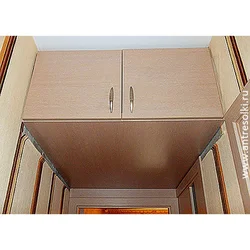 Müasir Üslubda Fotoşəkildə Mezzanine Ilə Dəhlizdə Koridorlar