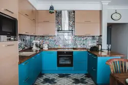 Бэжавая кухня з сінім інтэр'ерам