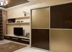 Tam divar şkafı ilə qonaq otağının daxili hissəsi