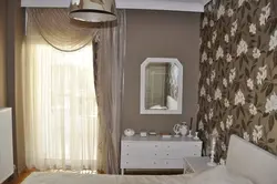 Дызайн штор у спальню з карычневай мэбляй