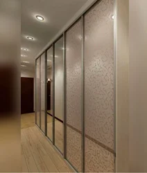 Заманауи шкафы бар пәтердегі тар дәліздің дизайны
