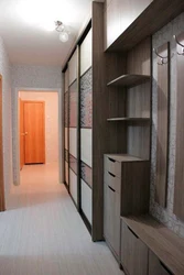 Заманауи шкафы бар пәтердегі тар дәліздің дизайны
