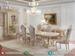 Yumshoq o'rindiqli va orqa klassik fotosurat bilan yashash xonasi stullari