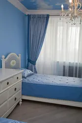 Blue wallpaper in the bedroom interior what kind of curtains