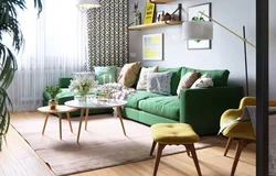 Qonaq otağının interyerində divan və pərdələr