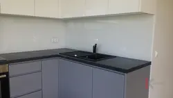 Mətbəx boz alt ağ üst tezgah foto