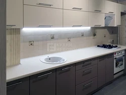 Mətbəx boz alt ağ üst tezgah foto