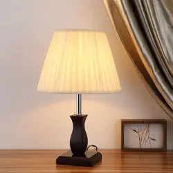 Yataq otağı fotoşəkilində çarpayının yanındakı lampalar