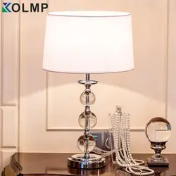 Yotoqxonadagi fotosuratda yotoqxona stolidagi lampalar