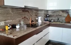 Кухня с мраморной столешницей и фартуком фото